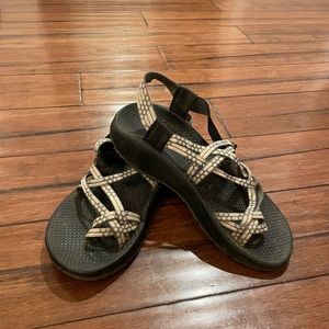 Gray & white patterned Chacos